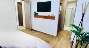 2 عدّة غرف نوم ومكواة/لوح كي وواي فاي وملاءات أسرّة