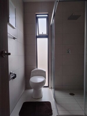 Secadora de cabello, toallas, jabón, papel de baño