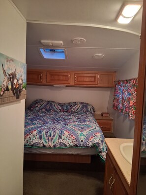 2 bedrooms - Secluded RV on mountain bluff overlooking lake,large deck. Hike, bike,boat,swim. (Gordon)