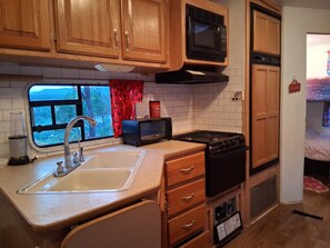 Fridge, microwave, oven, stovetop - Secluded RV on mountain bluff overlooking lake,large deck. Hike, bike,boat,swim. (Gordon)