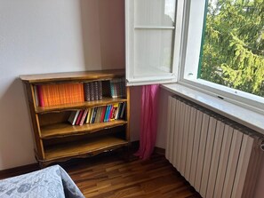 2 عدّة غرف نوم ومكواة/لوح كي وملاءات أسرّة