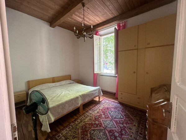 2 bedrooms, iron/ironing board, bed sheets