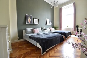 3 habitaciones, tabla de planchar con plancha, wifi y ropa de cama