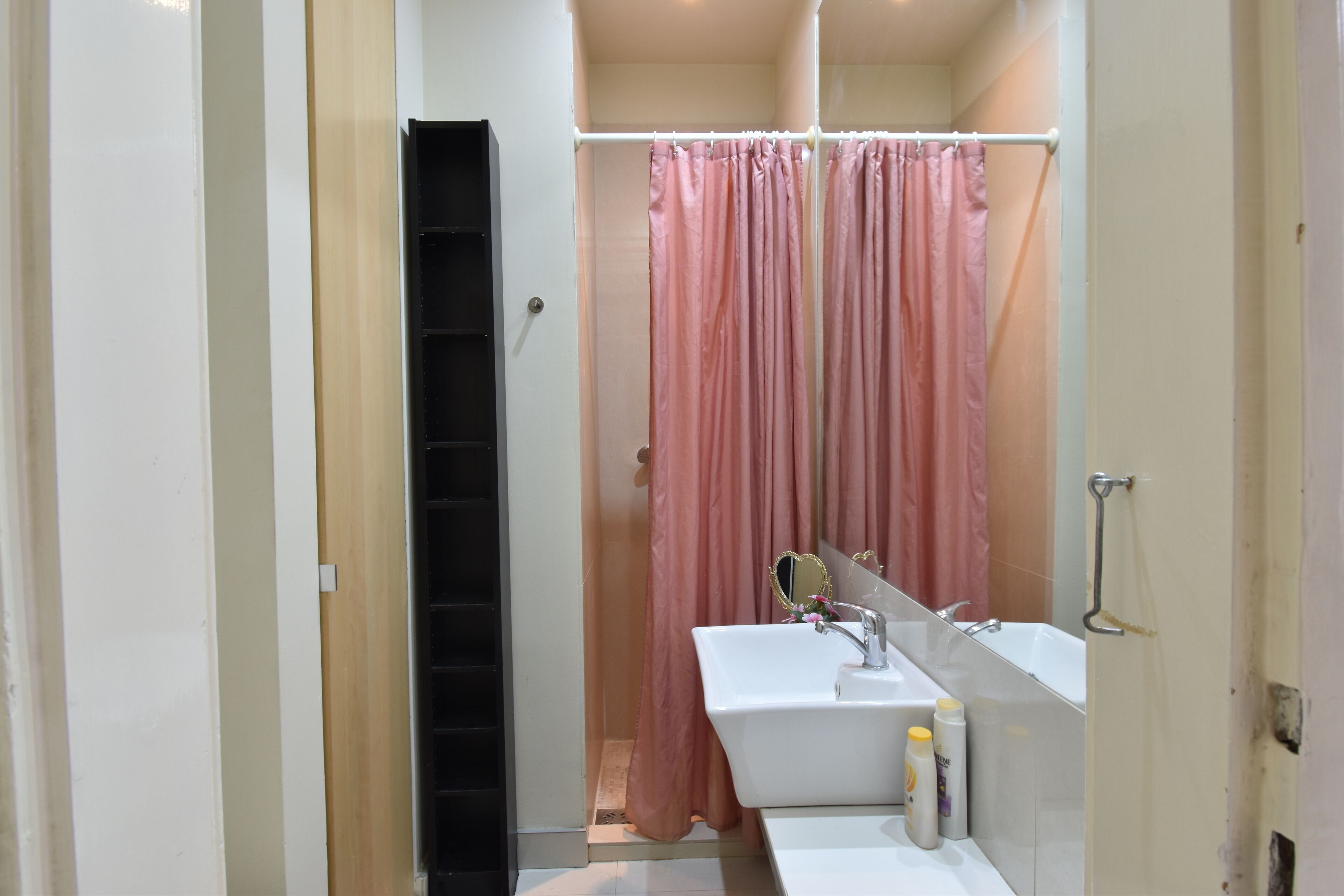 مناشف،  صابون، ورق حمّام