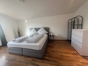 1 dormitorio, tabla de planchar con plancha, wifi y ropa de cama