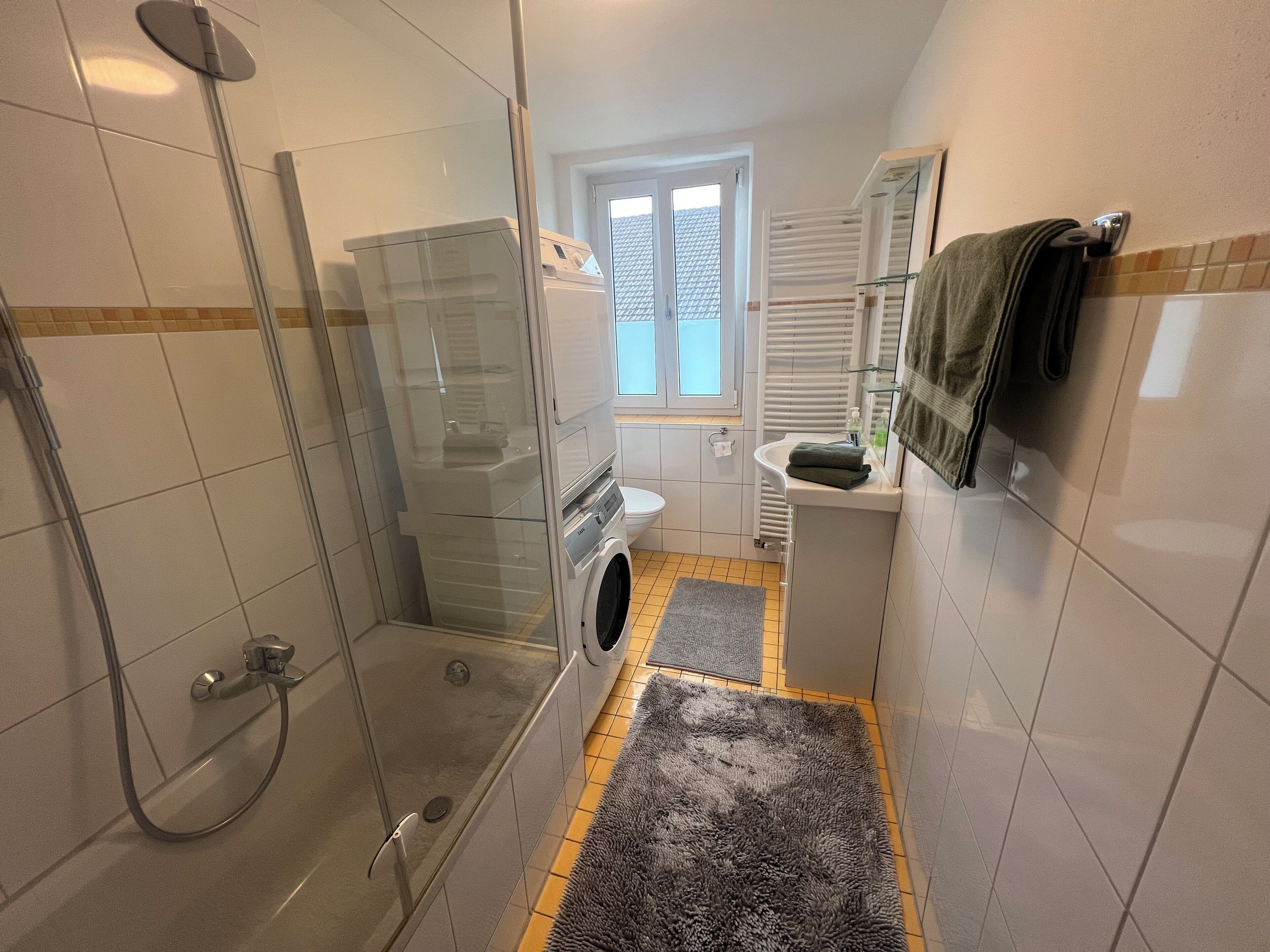 Een douche, een haardroger, handdoeken, zeep