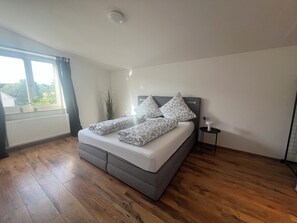 1 dormitorio, tabla de planchar con plancha, wifi y ropa de cama