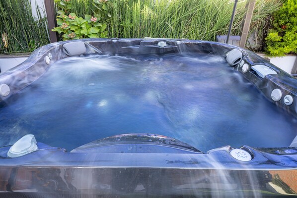 Banyera d'hidromassatge a l'aire lliure