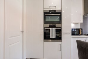 Frigorífic, microones, forn i placa de cuina