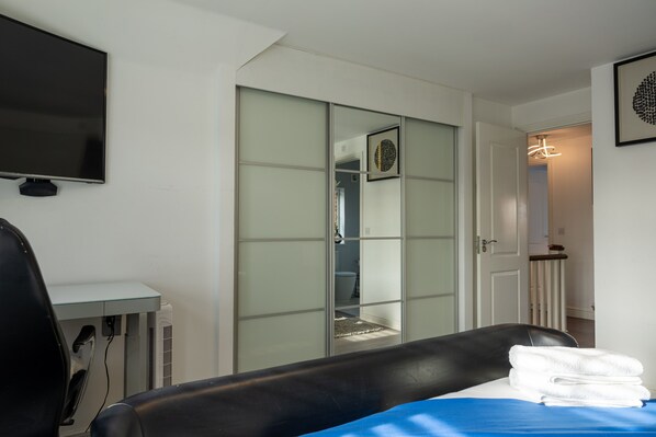 5 habitaciones, tabla de planchar con plancha y wifi gratis 