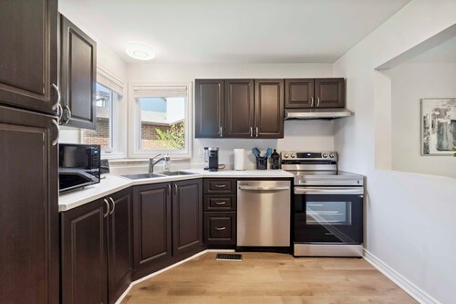 Cozy 4BR, 5-Bed Retreat | Entire Barrhaven Home + Yard