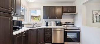 Cozy 4BR, 5-Bed Retreat | Entire Barrhaven Home + Yard