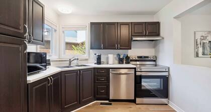 Cozy 4BR, 5-Bed Retreat | Entire Barrhaven Home + Yard