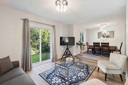 Cozy 4BR, 5-Bed Retreat | Entire Barrhaven Home + Yard