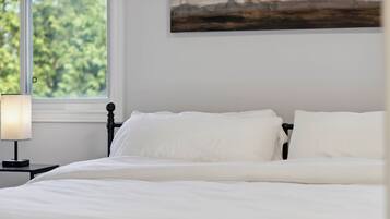 4 bedrooms, iron/ironing board, free WiFi, bed sheets