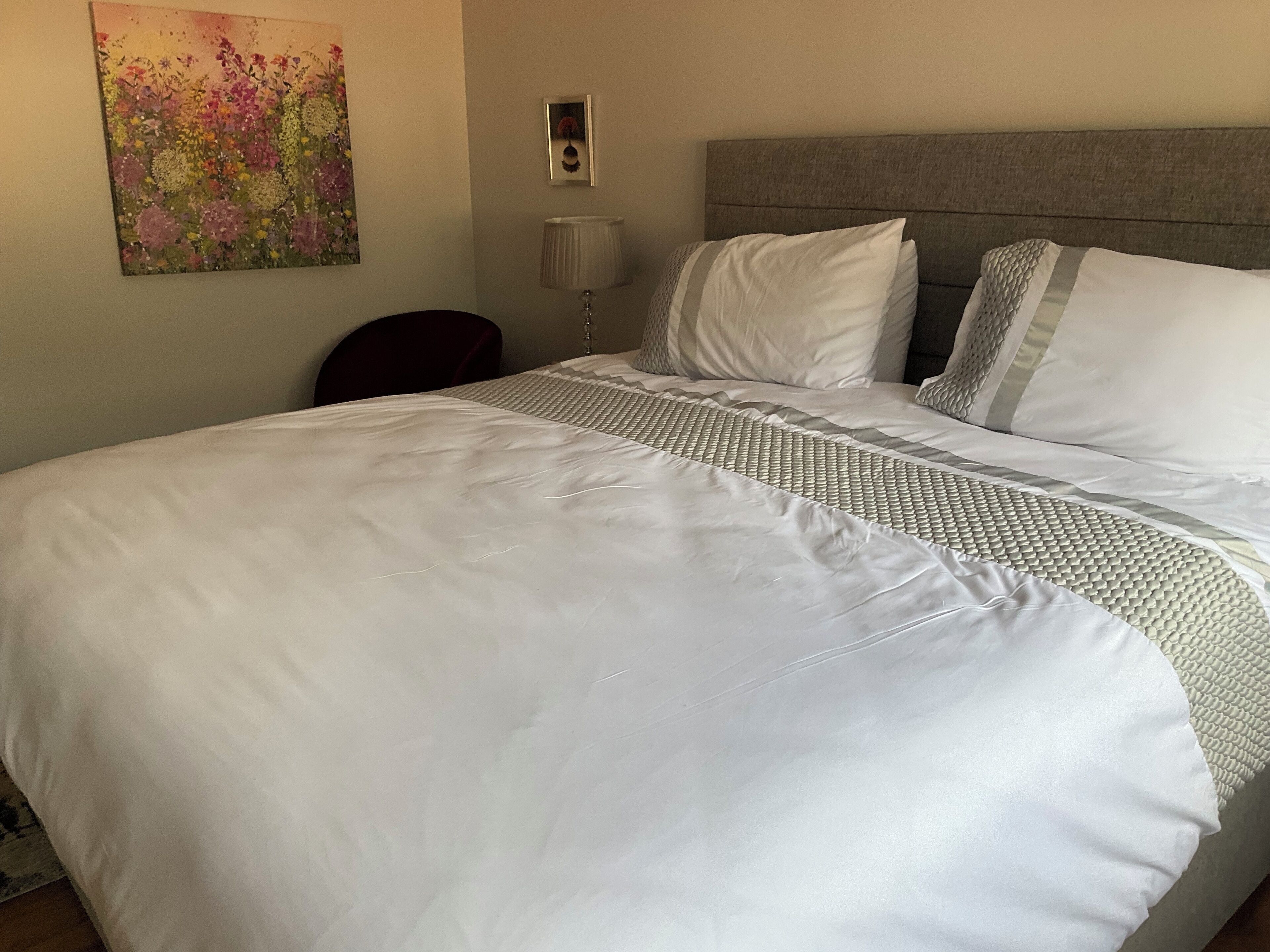 3 bedrooms, iron/ironing board, internet, bed sheets