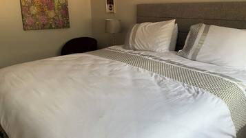 3 habitaciones, tabla de planchar con plancha y acceso a internet