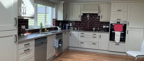 Microondas, horno, placa de cocina, lavavajillas