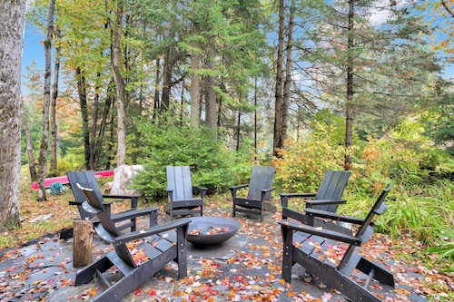 Muskoka Waterfront Cottage w/ Canoes and Fire Pit