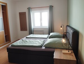 4 habitaciones, tabla de planchar con plancha, internet y ropa de cama 