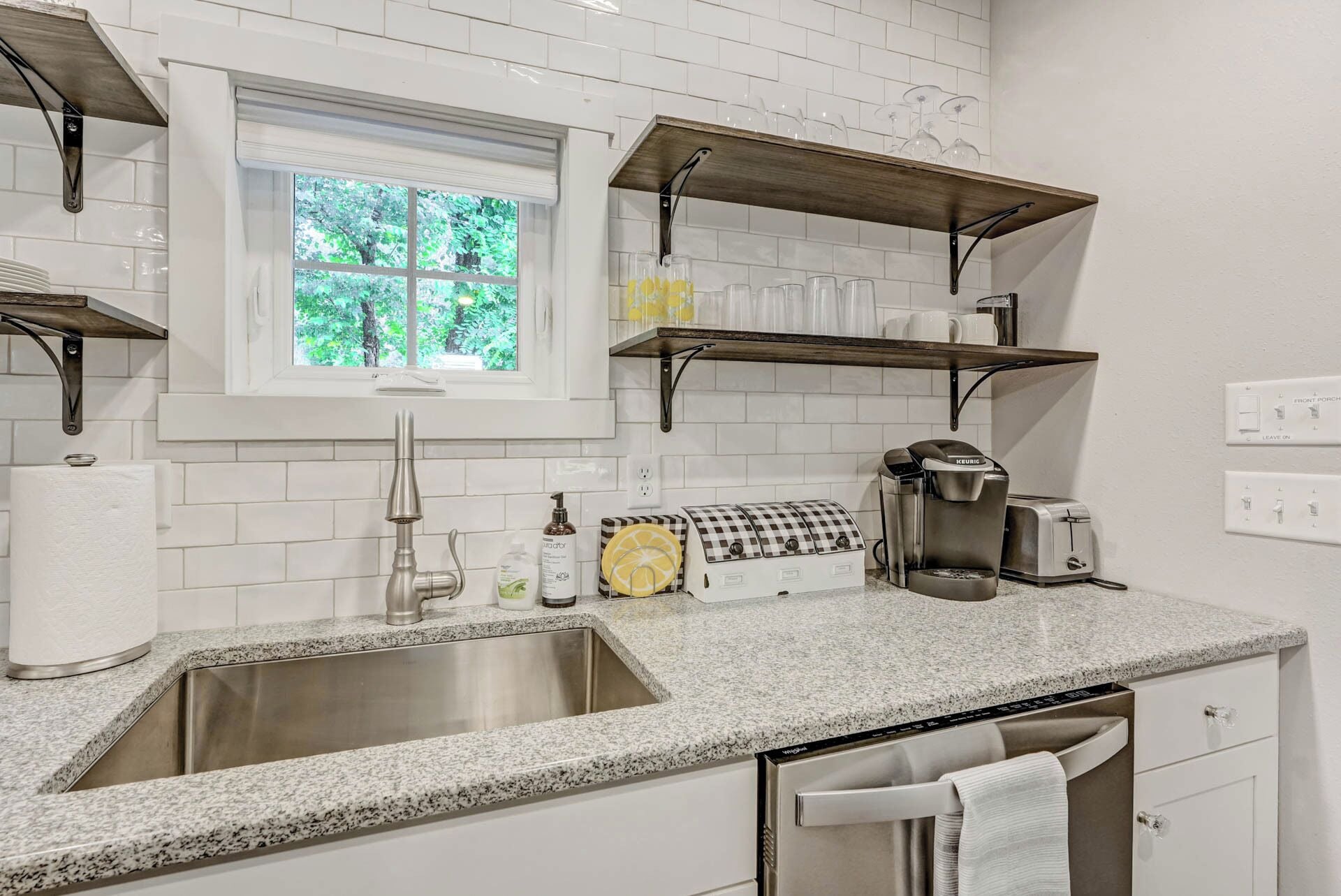 Micro-ondes, four, plaque de cuisson, lave-vaisselle