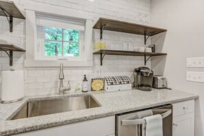 Mikrobølgeovn, ovn, kokeplater og oppvaskmaskin