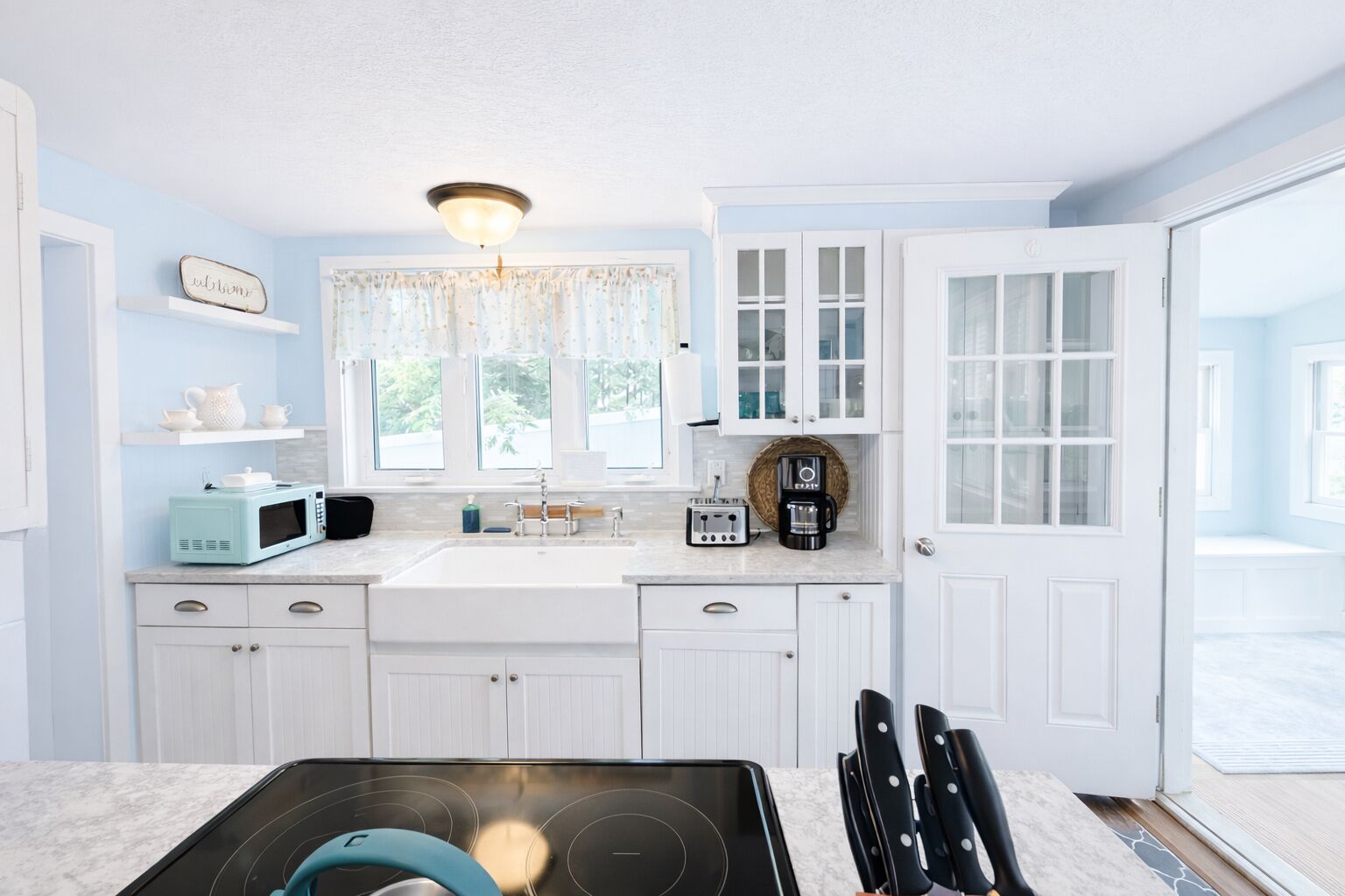 ثلاجة، ميكروويف، فرن، موقد طهي مسطح