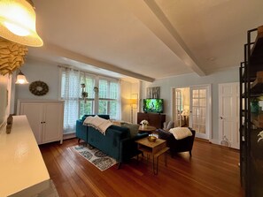 Televisor intel·ligent i llibres 