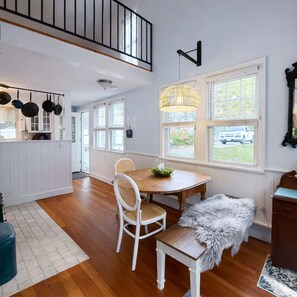 Dining - Bungalow 19 by the Little Alum Lake in Brimfield (Brimfield)