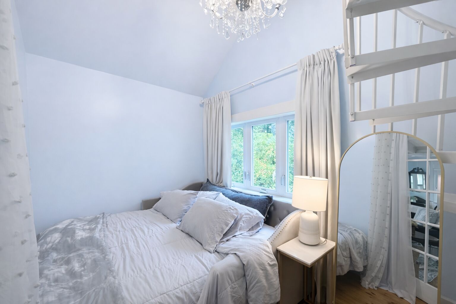 2 عدّة غرف نوم ومكواة/لوح كي وسرير سفر وواي فاي مجانًا