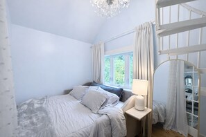 2 bedrooms, iron/ironing board, travel cot, free WiFi - Bungalow 19 by the Little Alum Lake in Brimfield (Brimfield)