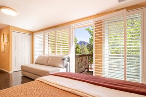 2 soverom, skrivebord, strykejern/-brett og reiseseng for barn