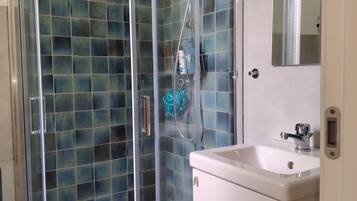 Douche, sĂšche-cheveux, bidet, serviettes fournies