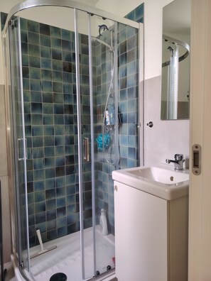 Doccia, asciugacapelli, bidet, asciugamani