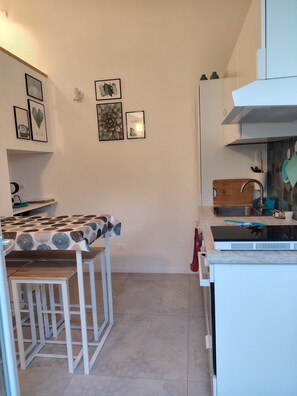 Réfrigérateur, four, plaque de cuisson, cafetière/bouilloire