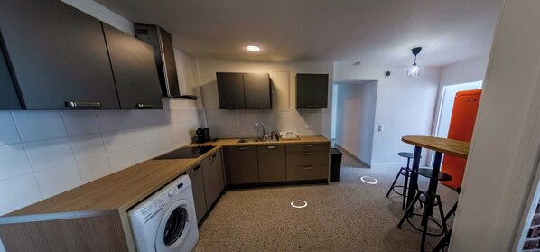 Appartamento | Cucina privata | Frigorifero, forno, piano cottura, macchina per tè/caffè