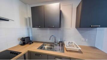 Apartment | Private kitchen | Fridge, oven, stovetop, coffee/tea maker
