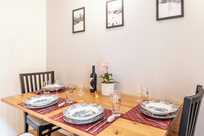 Departamento Deluxe, balcón, vista al jardín | Cocina privada | Refrigerador, horno, parrilla de estufa y lavavajillas