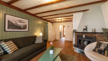 Deluxe Apartment, Balcony, Garden View | Living area