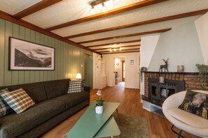 Deluxe-Apartment, Balkon, Gartenblick | Wohnbereich