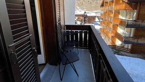 A balcony with a view of a wooden building and mountains. - Forest- finest selections (Zermatt)