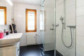 Deluxe-huoneisto, parveke, näköala puutarhaan | Kylpyhuone | Suihku, hiustenkuivaaja, pyyhkeet, saippua