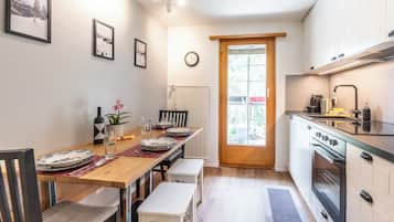 Deluxe appartement, balkon, uitzicht op tuin | Privékeuken | Een koelkast, een oven, een kookplaat, een vaatwasser