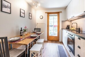 Apartamento Deluxe, balcón, vistas al jardín | Cocina privada | Frigorífico, horno, placa de cocina y lavavajillas