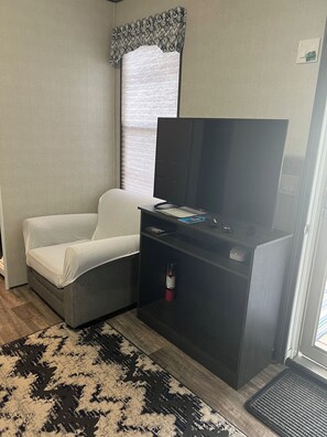 Televisión y chimenea 