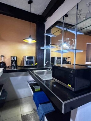 Kühlschrank, Mikrowelle, Herdplatte, Wasserkocher mit Kaffee-/Teezubehör