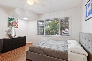 A bedroom with a bed, dresser, and window with blinds. - 5bed 3bath home with piano in Los Angeles by Universal studio & Hollywood-10 (Los Angeles)