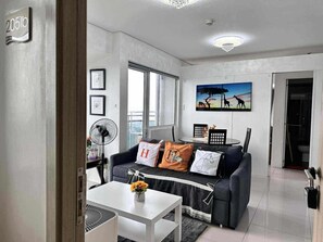 TV - Modern 1BR Condo Retreat in Pasay (Pasay City)