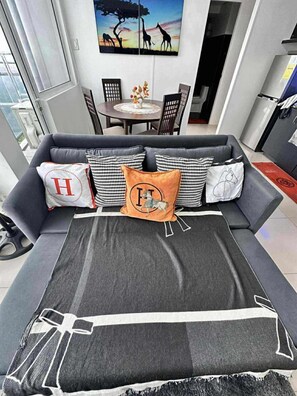 TV - Modern 1BR Condo Retreat in Pasay (Pasay City)