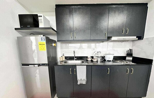 Refrigerador, microondas, placa de cocina, utensilios de cocina